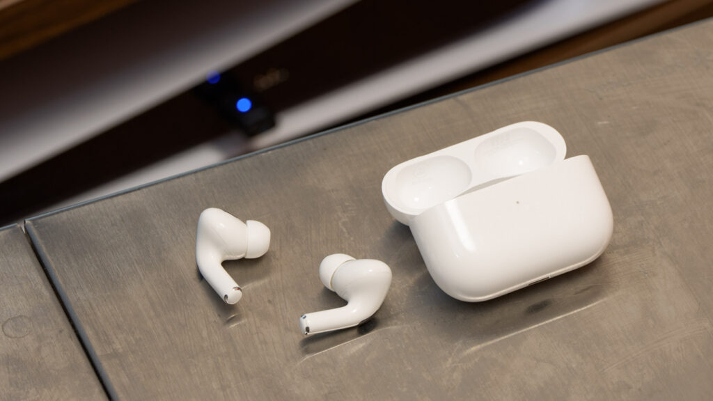 PS5に接続したBluetoothトランスミッターにAirPods Pro 2を接続している様子