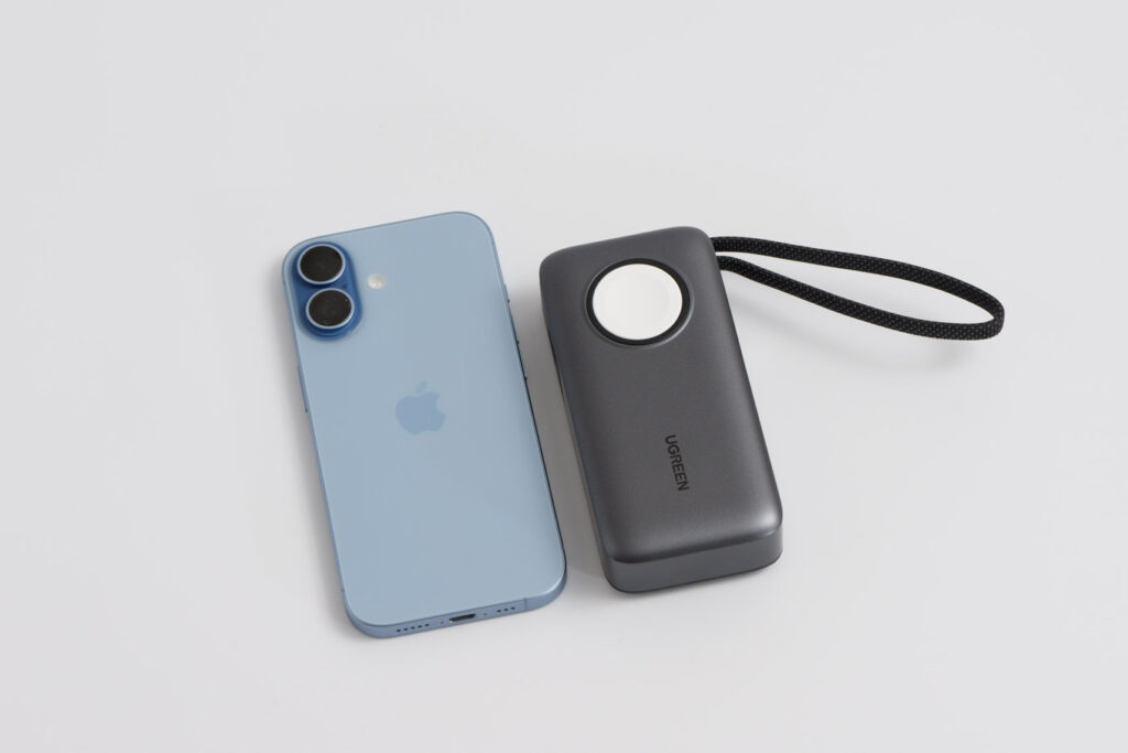 UGREEN Apple Watch対応モバイルバッテリーとiPhone 17のサイズ比較