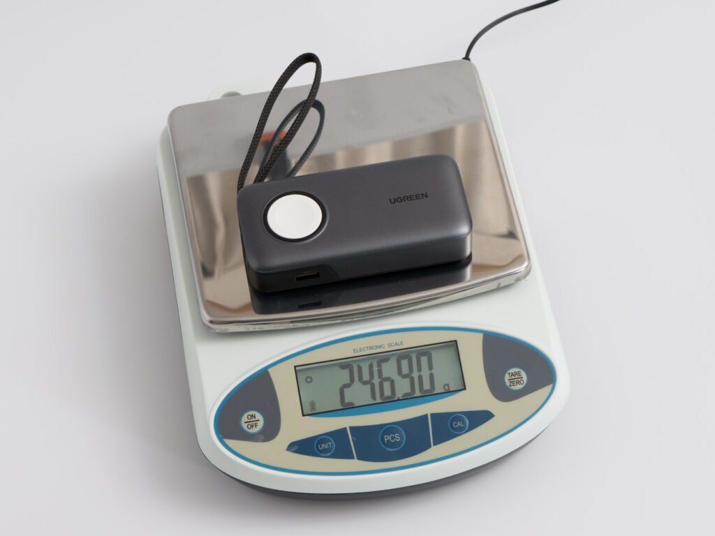 UGREEN Apple Watch対応モバイルバッテリーの重量を計測している様子