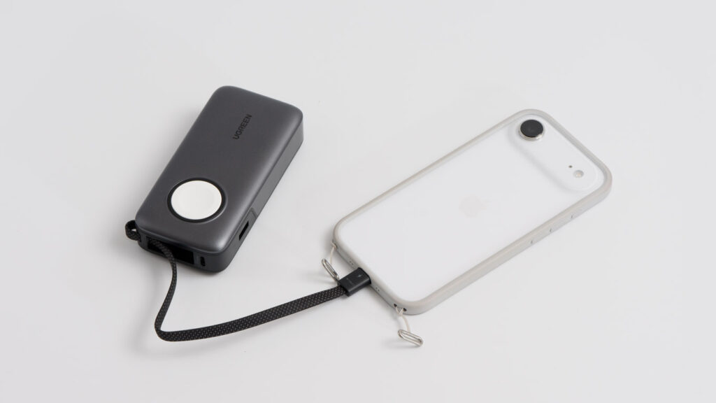 UGREEN Apple Watch対応モバイルバッテリーでiPhone Airを充電している様子