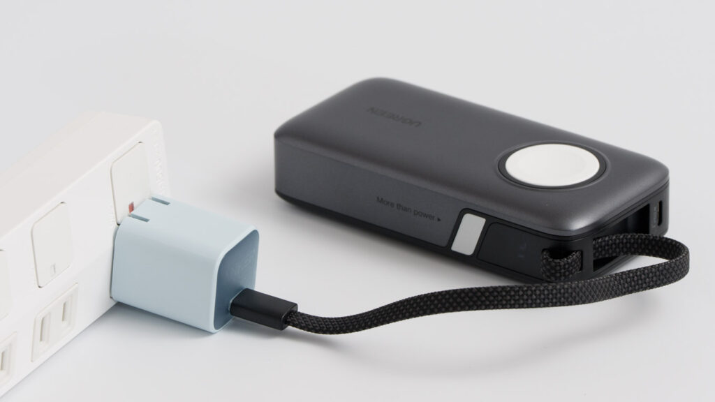 UGREEN Apple Watch対応モバイルバッテリー本体を充電している様子