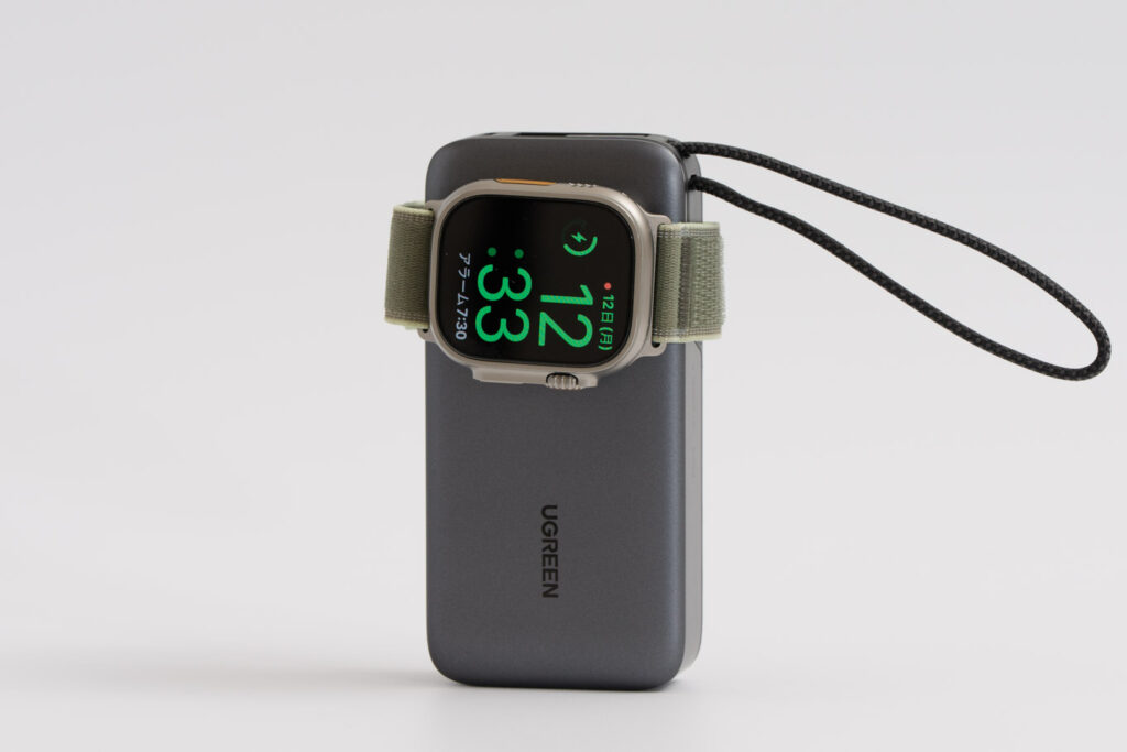 UGREEN Apple Watch対応モバイルバッテリーでApple Watch Ultra 3を充電している様子