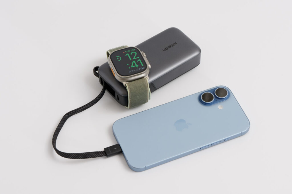 UGREEN Apple Watch対応モバイルバッテリーでApple Watch Ultra 3とiPhone 17を同時充電している様子