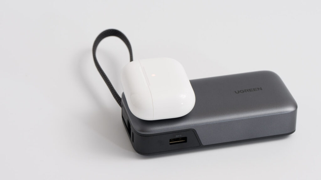 UGREEN Apple Watch対応モバイルバッテリーでAirPods Pro 3を充電している様子