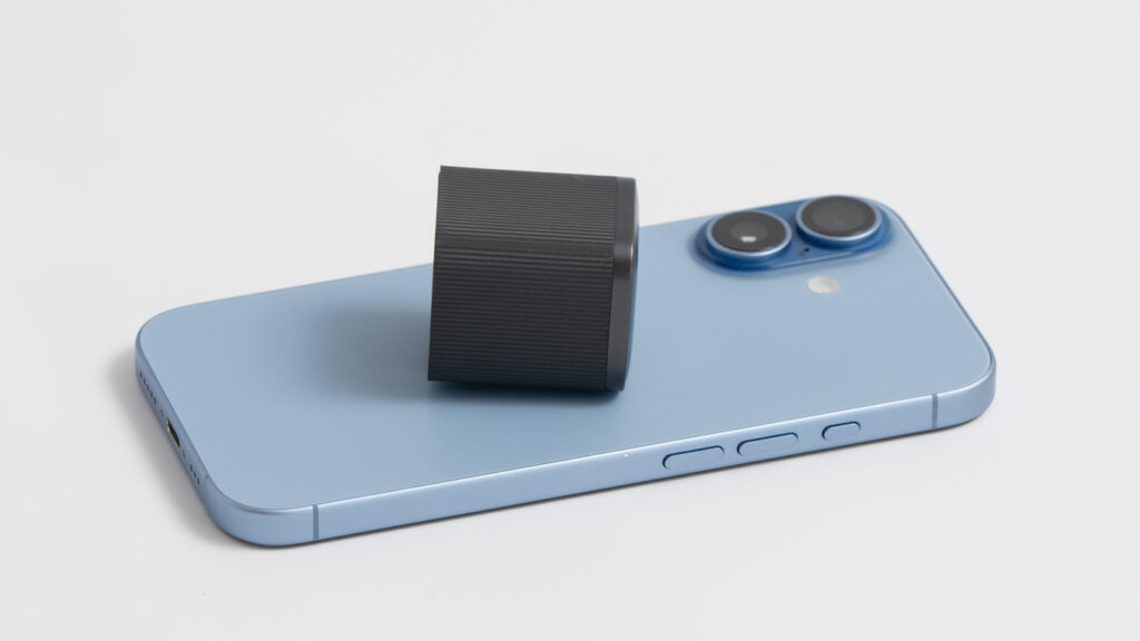 Anker Nano Charger (45W)とiPhone 17とのサイズ比較