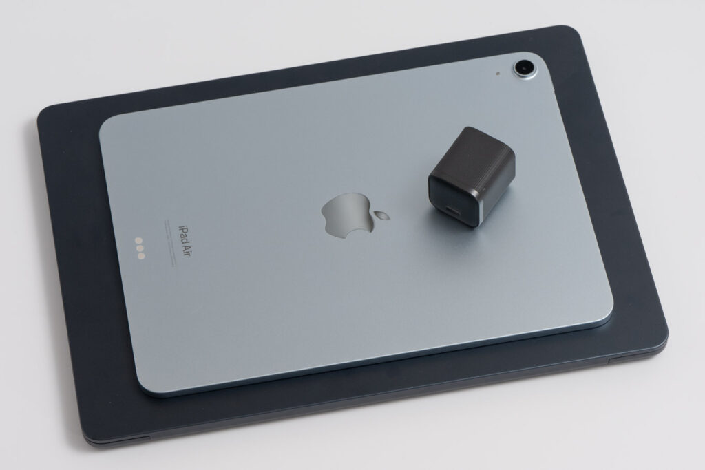 Anker Nano II 45Wと11インチiPad Air、13インチMacBook Airとのサイズ比較