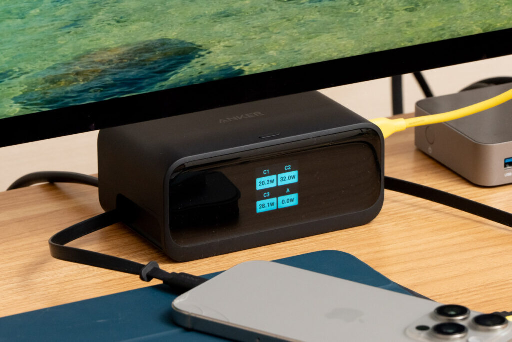 Anker Nano Charging Station (7-in-1, 100W, 巻取り式 USB-C ケーブル)に充電状況が表示されている様子