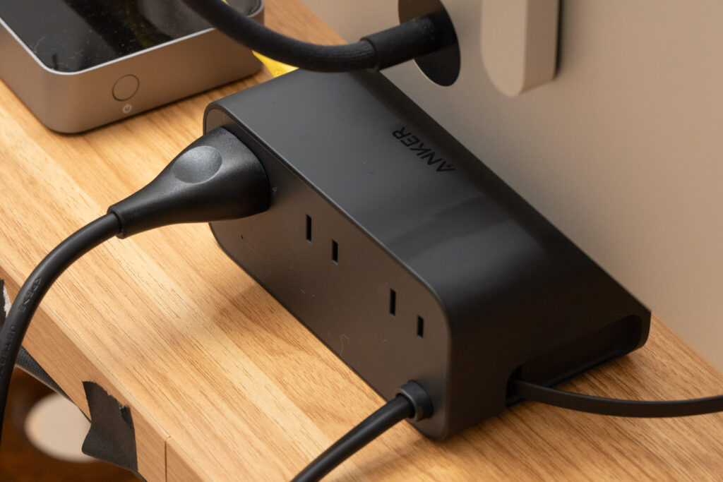 デスクからケーブルが消える！Anker Nano Charging Station (7-in-1