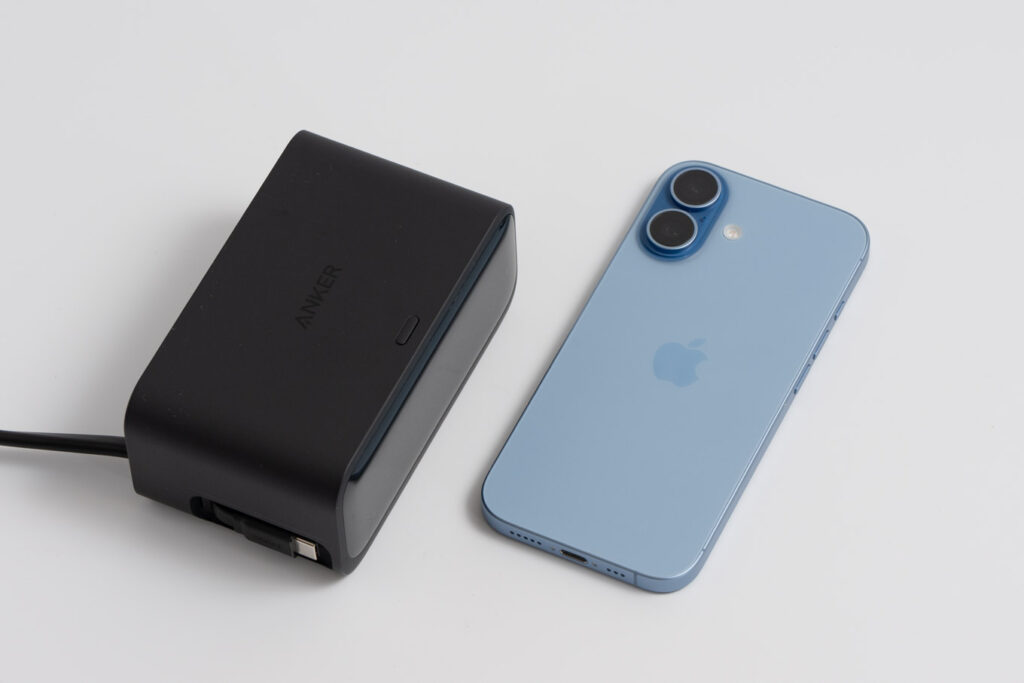Anker Nano Charging Station (7-in-1, 100W, 巻取り式 USB-Cケーブル)とiPhone 17とのサイズ比較