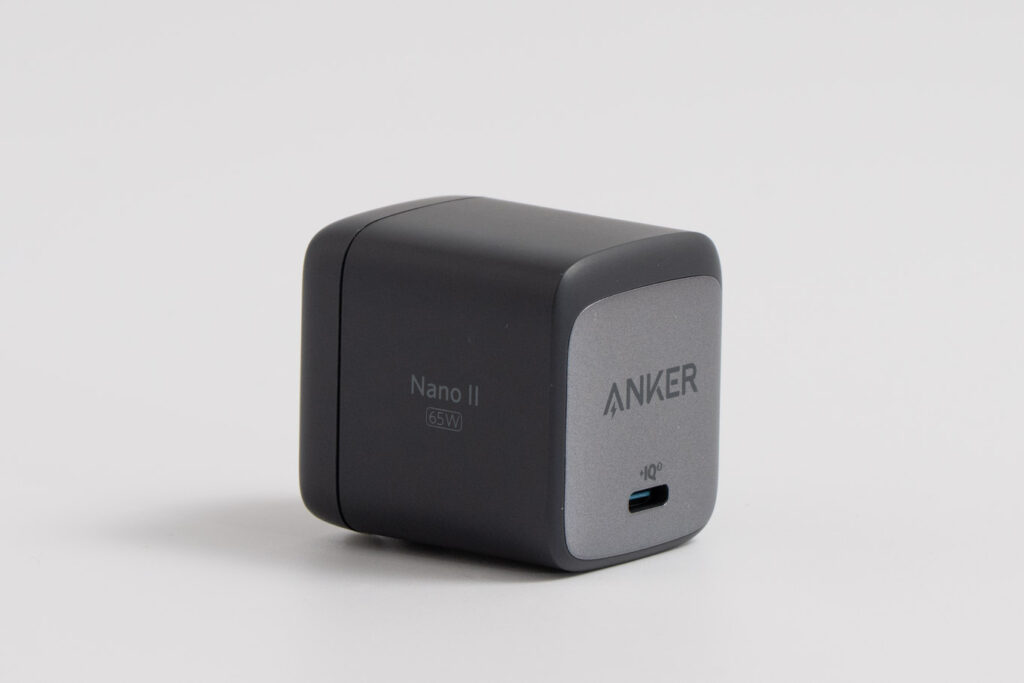 Anker Nano II 65Wの全体の外観(ブラック、ホワイト)