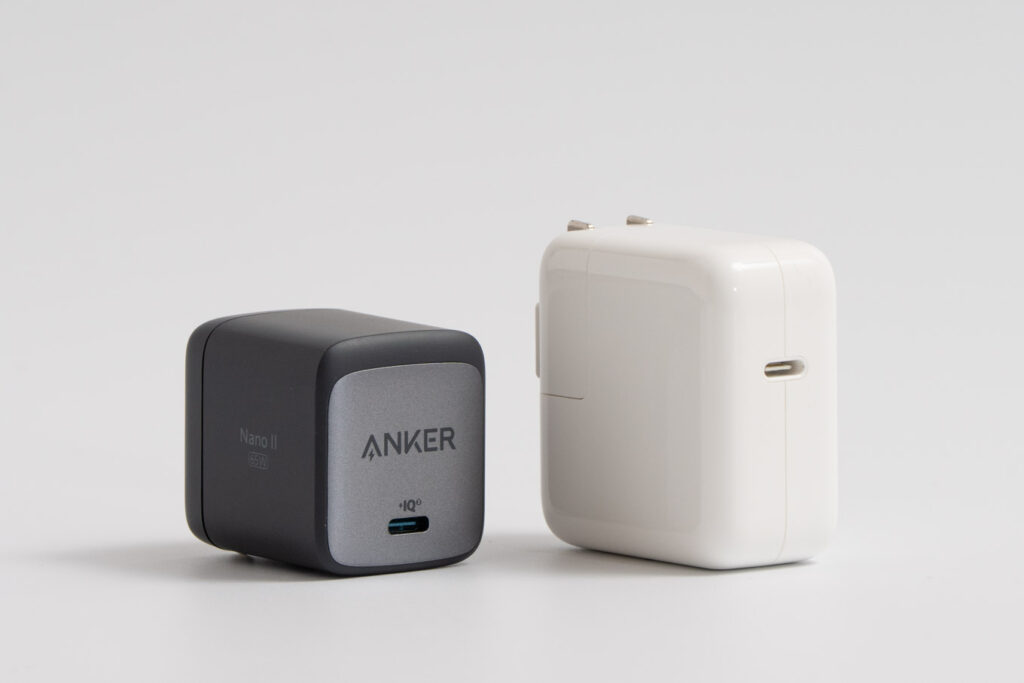 Anker Nano II 65WとApple 30W USB-C電源アダプタとのサイズ比較
