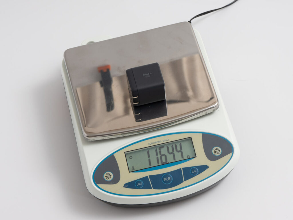 Anker Nano II 65Wの重量を計測している様子