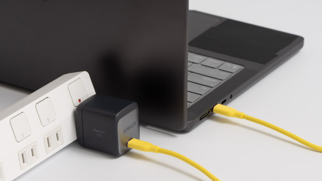 Anker Nano II 65Wで14インチMacBook Proを充電している様子