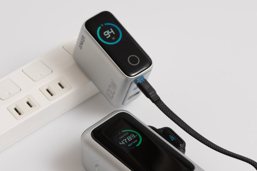 Anker Power Bank (25000mAh, Built-In & 巻取り式USB-Cケーブル)本体を充電している様子