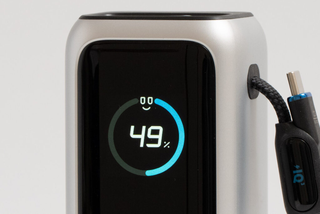 Anker Power Bank (25000mAh, Built-In & 巻取り式USB-Cケーブル)のLCDディスプレイ(バッテリー残量)