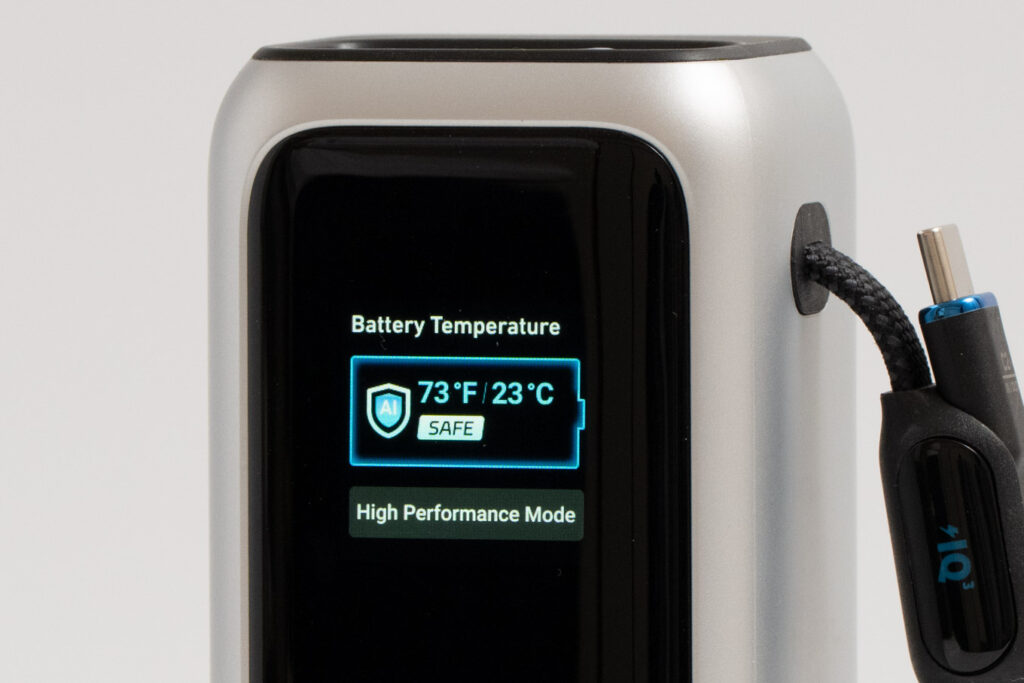 Anker Power Bank (25000mAh, Built-In & 巻取り式USB-Cケーブル)のLCDディスプレイ(本体の温度状況)