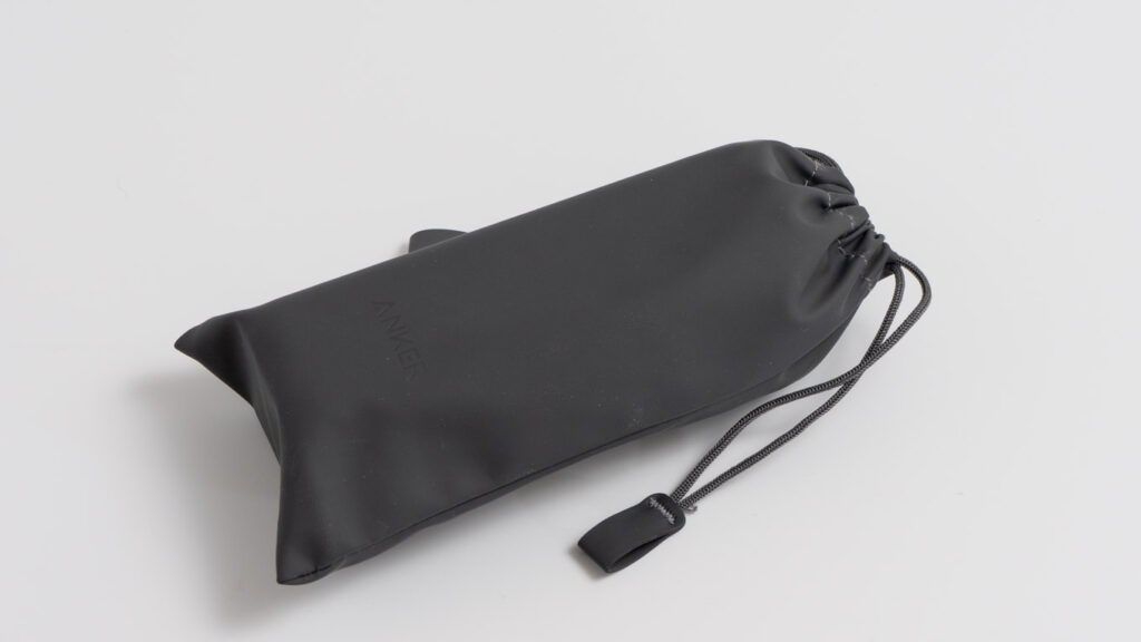 Anker Power Bank (25000mAh, Built-In & 巻取り式USB-Cケーブル)を付属ポーチに収納している様子