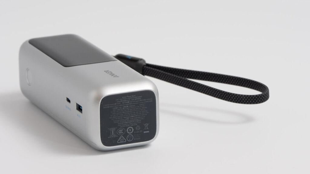 Anker Power Bank (25000mAh, Built-In & 巻取り式USB-Cケーブル)の底面部分