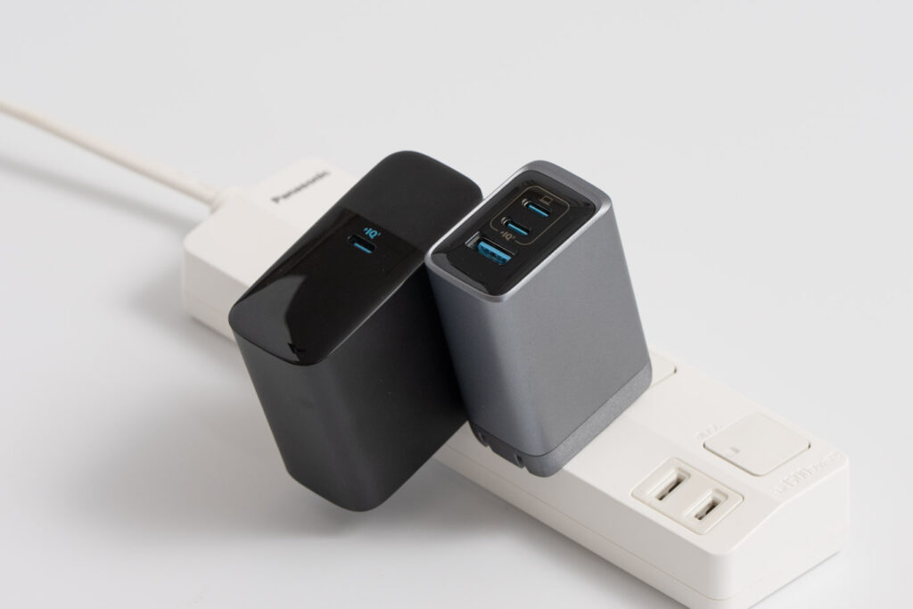 Anker Prime Charger (100W, 3 Ports, GaN)を電源タップに接続している様子