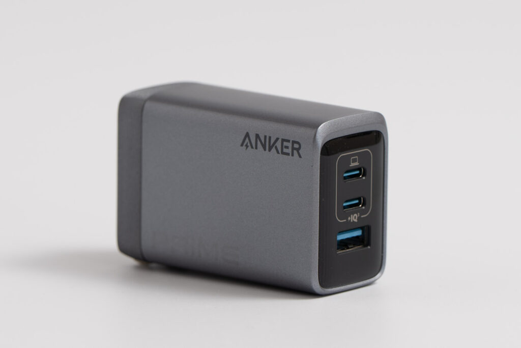 Anker Prime Charger (100W, 3 Ports, GaN)の正面・側面の全体の外観