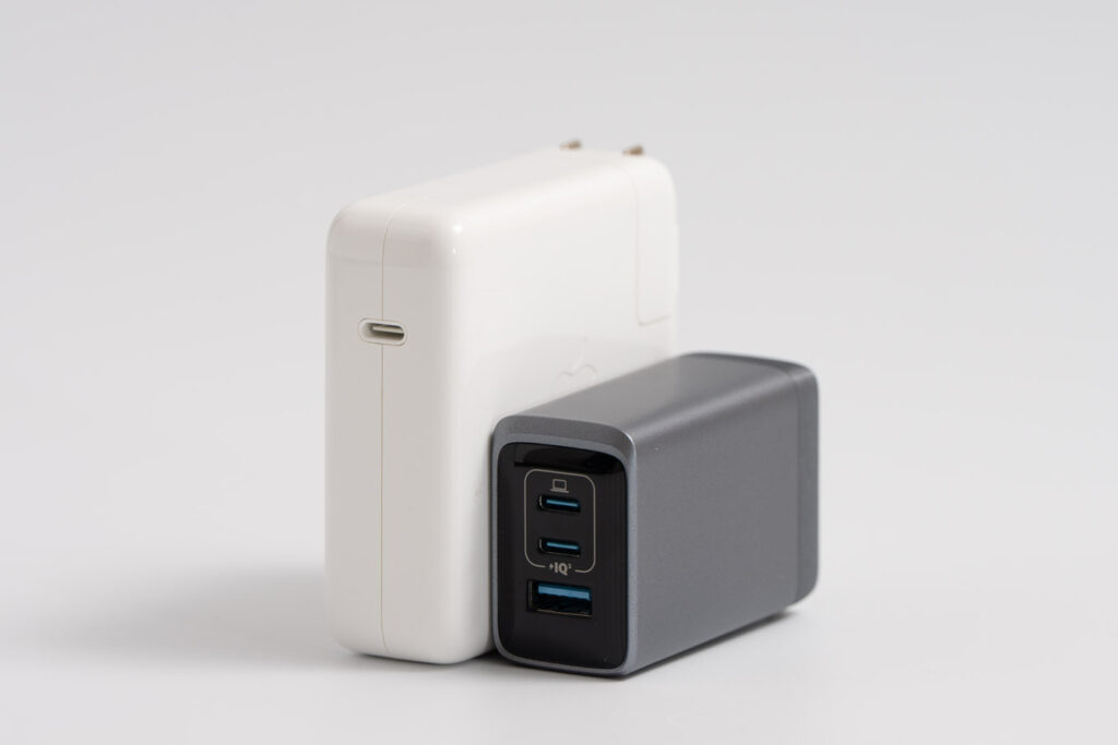 Anker Prime Charger (100W, 3 Ports, GaN)とApple 96W USB-C電源アダプタとのサイズ比較