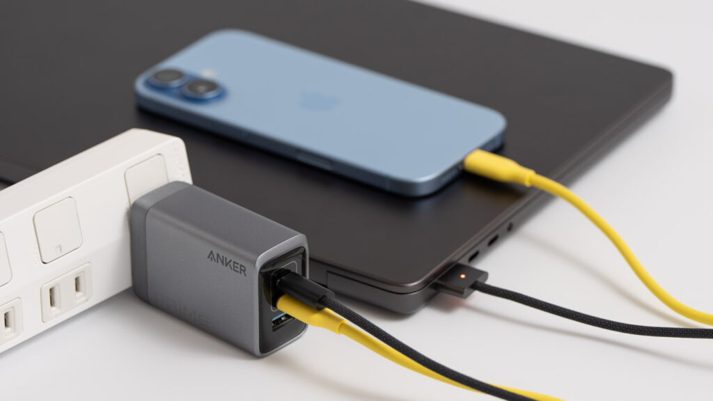 Anker Prime Charger (100W, 3 Ports, GaN)で14インチMacBook ProとiPhone 17を同時充電している様子