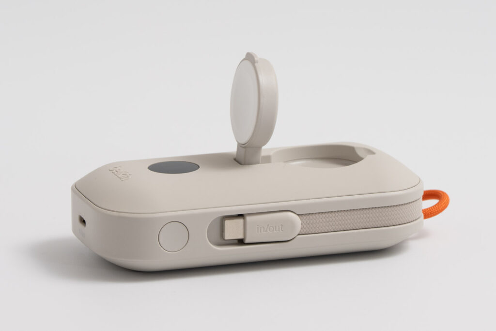 Belkin BoostCharge Pro モバイルバッテリー10Kの充電モジュールを起こしている様子