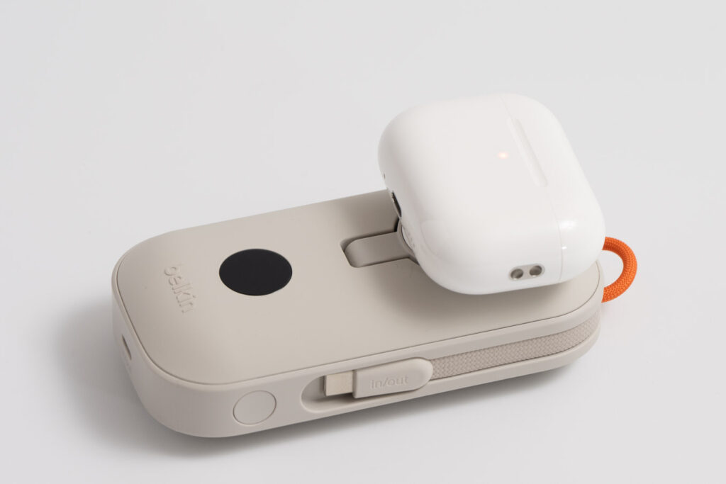 Belkin BoostCharge Pro モバイルバッテリー10KでAirPods Pro 3を充電している様子