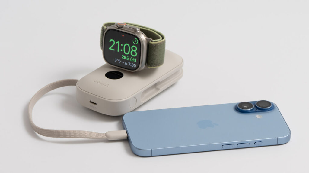 Belkin BoostCharge Pro モバイルバッテリー10KでiPhone 17とApple Watch Ultra 3を同時充電している様子