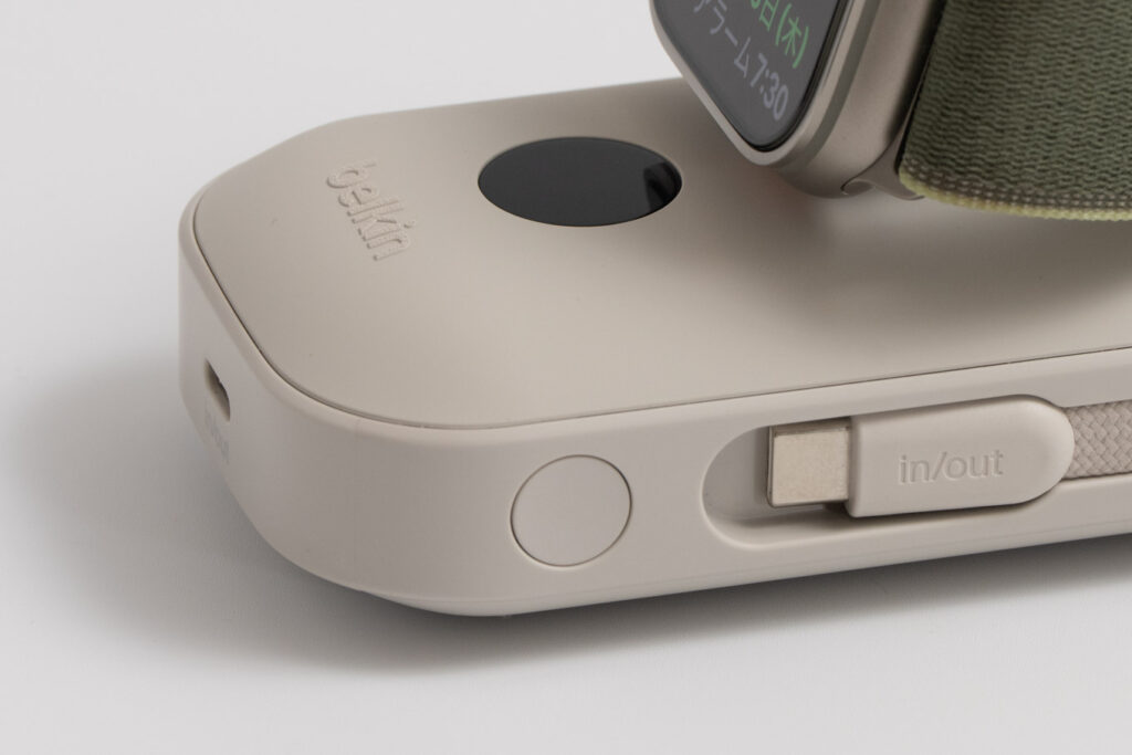 Belkin BoostCharge Pro モバイルバッテリー10Kのボタンのアップ(Apple Watch Ultra 3を充電中)