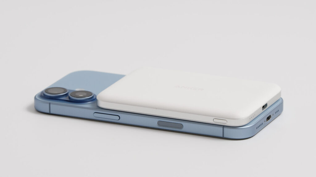 Anker Nano Power Bank (5000mAh, MagGo, Slim)をiPhone 17に装着している様子