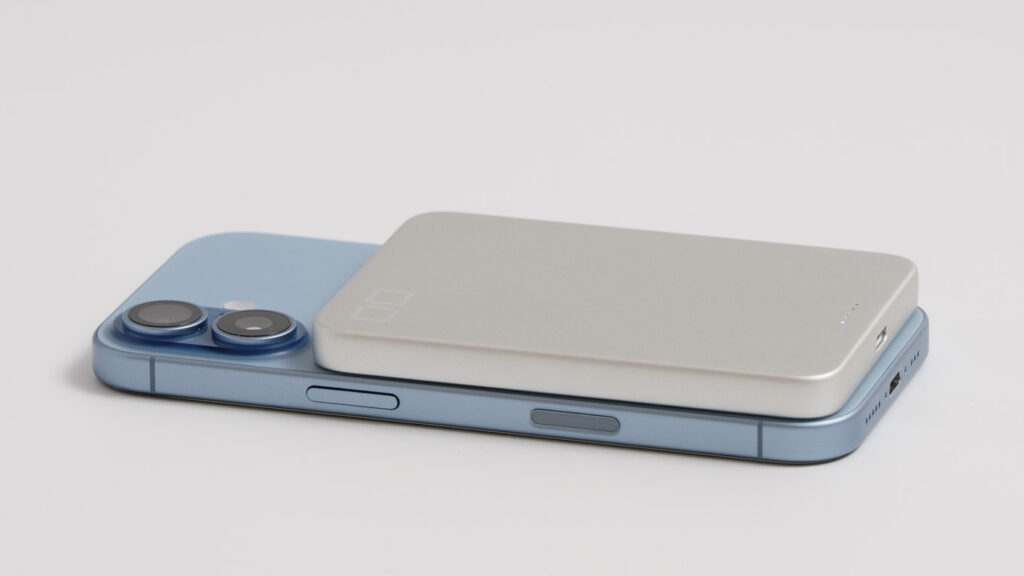 CIO SMARTCOBY SLIM Ⅱ Wireless 2.0 SS5KでiPhone 17を充電している様子