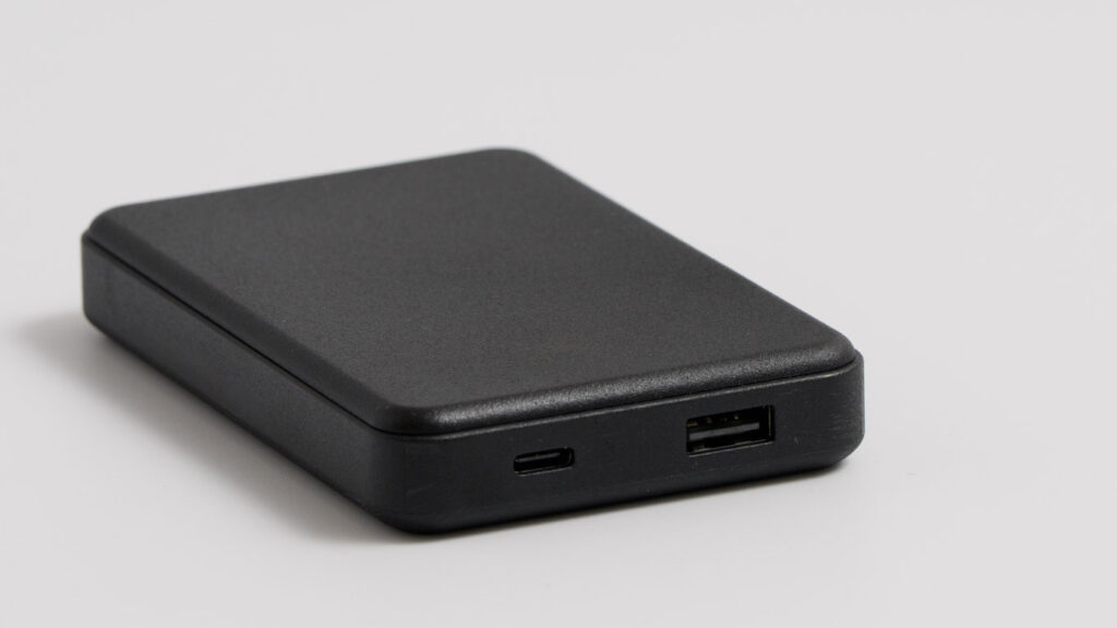 オウルテック 10,000mAhモバイルバッテリー(準固体)のUSBポートのアップ