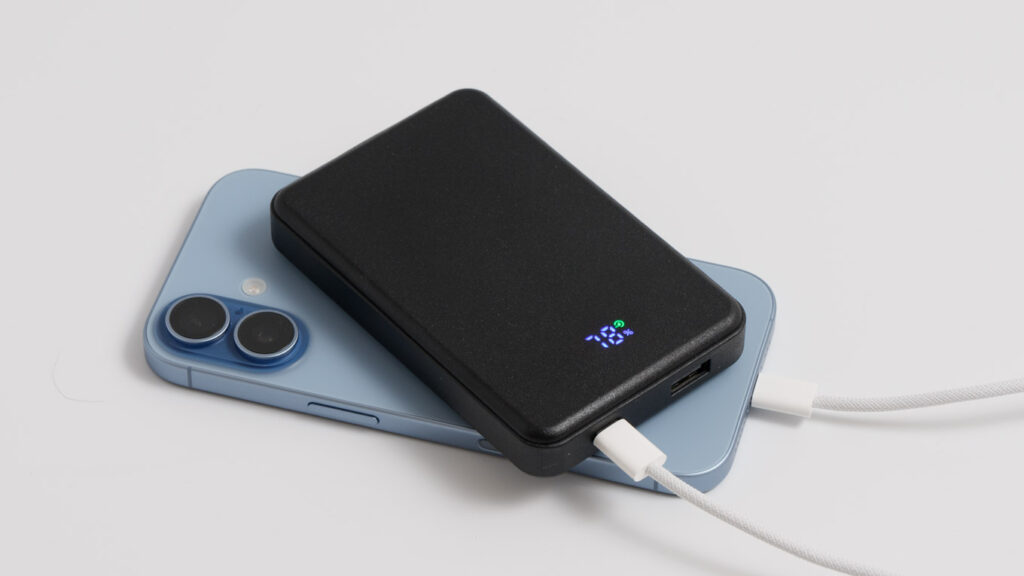 オウルテック 10,000mAhモバイルバッテリー(準固体)でiPhone 17を充電している様子