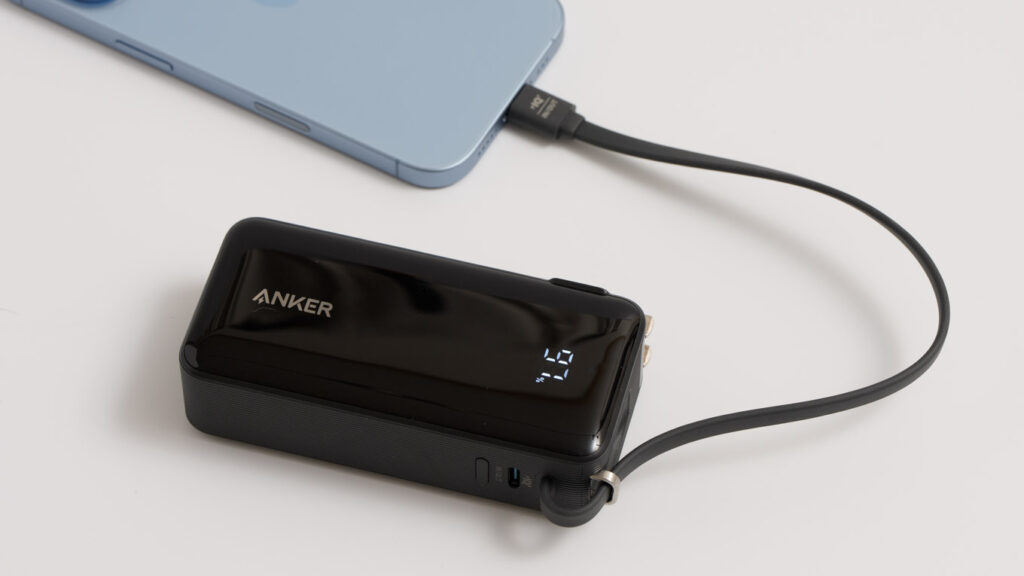 Anker Power Bank (10000mAh, Fusion, Built-In USB-C ケーブル)でiPhone 17を充電している様子