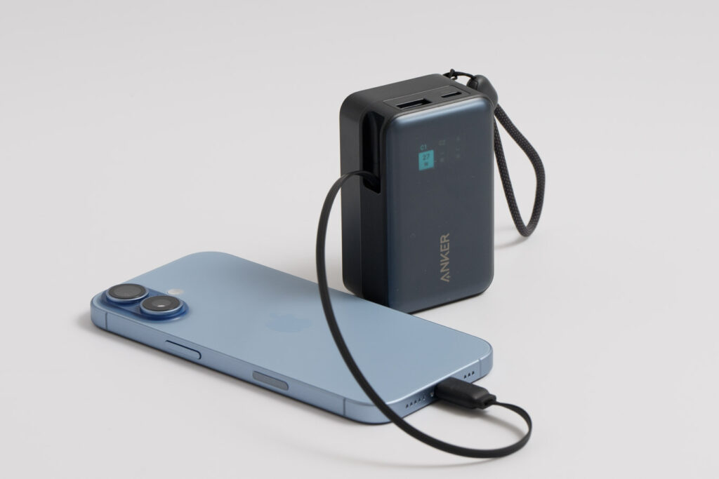 Anker Nano Power Bank (10000mAh, 45W, 巻取り式 USB-Cケーブル)でiPhone 17を充電している様子