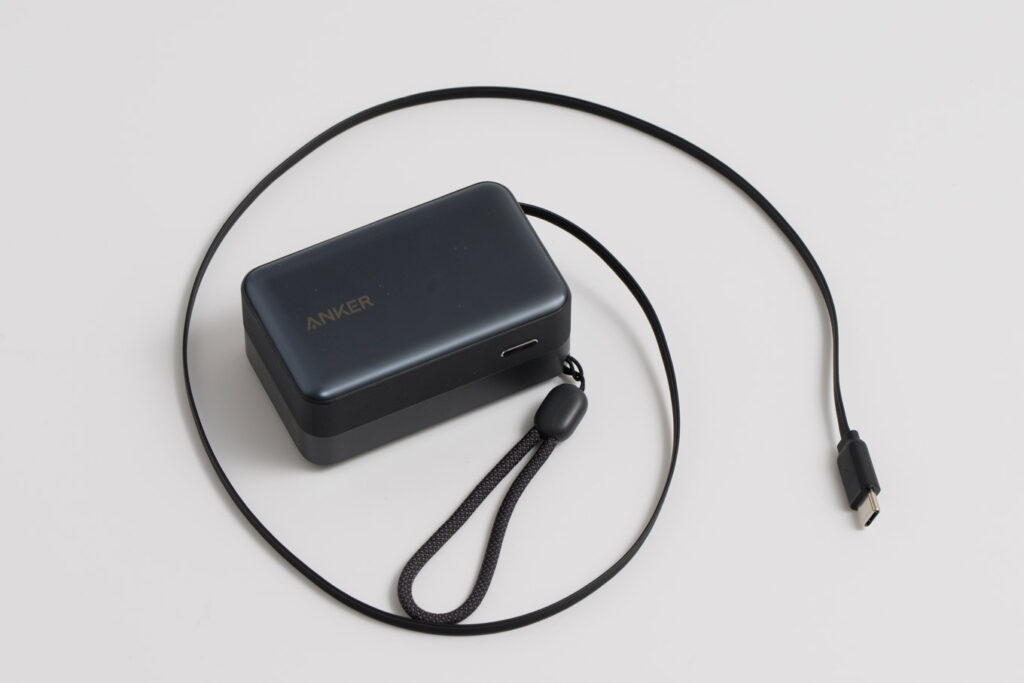 Anker Nano Power Bank (10000mAh, 45W, 巻取り式 USB-Cケーブル)の充電ケーブルを引き出している様子