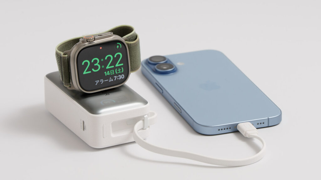 Anker MagGo Power Bank (10000mAh, 35W, For Apple Watch)でiPhone 17とApple Watch Ultra 3を同時に急速充電している様子