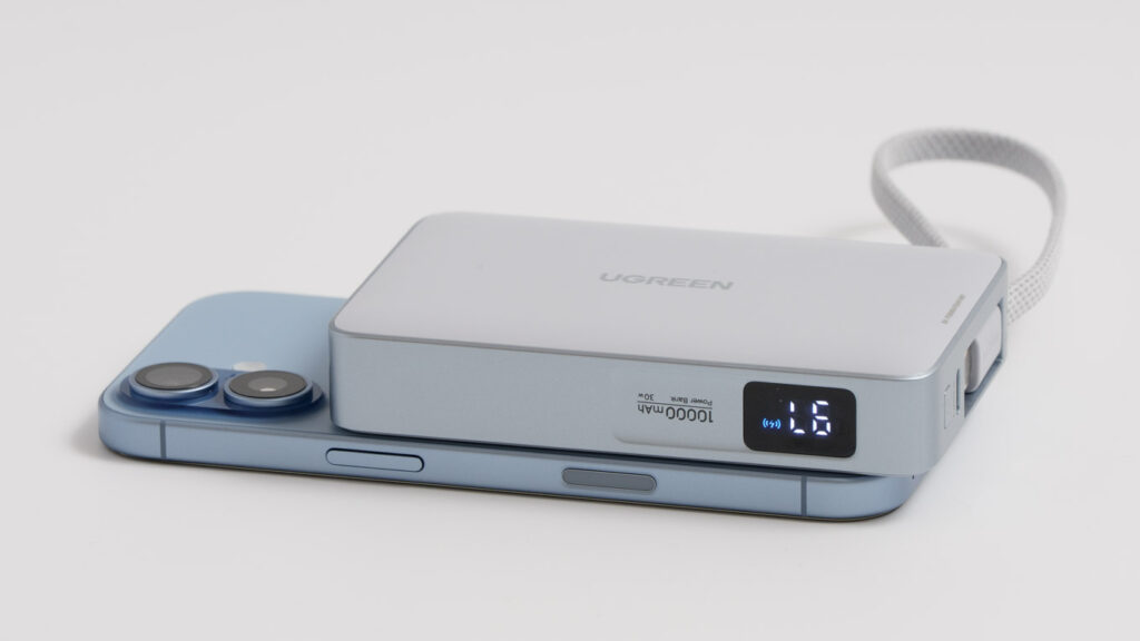 UGREEN MagFlow Qi2 25WでiPhone 17をワイヤレス充電している様子