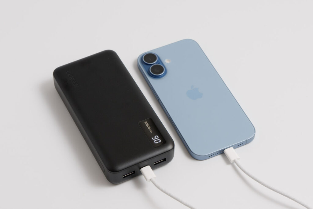 UGREEN PB312でiPhone 17を充電している様子