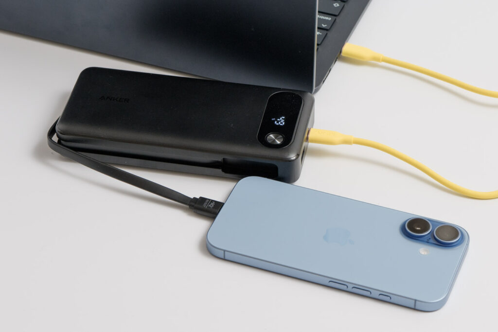 Anker Power Bank (20000mAh, 87W, Built-In USB-C ケーブル)でiPhoneとMacBook Airを同時に充電している様子