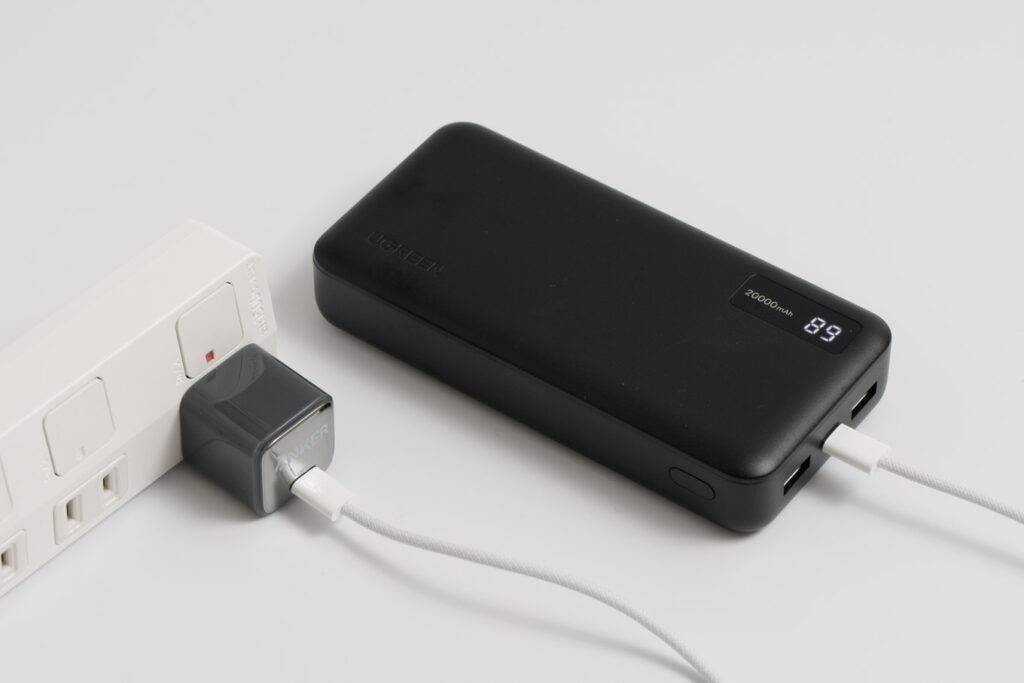 UGREEN PB312本体を充電している様子