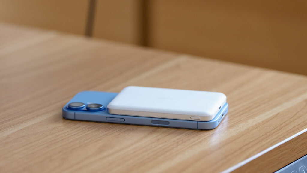 iPhone 17をワイヤレス充電している様子