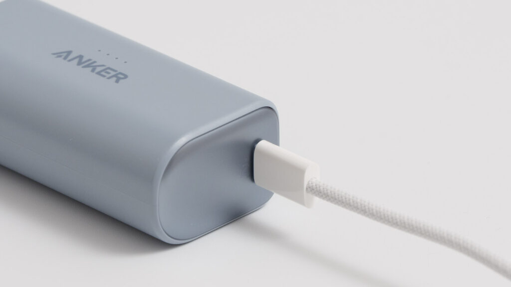 5,000mAhクラスのモバイルバッテリーにUSB-Cケーブルを接続している様子