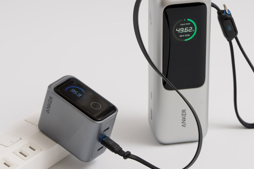 Anker Power Bank (25000mAh, Built-In & 巻取り式USB-Cケーブル)本体を充電している様子