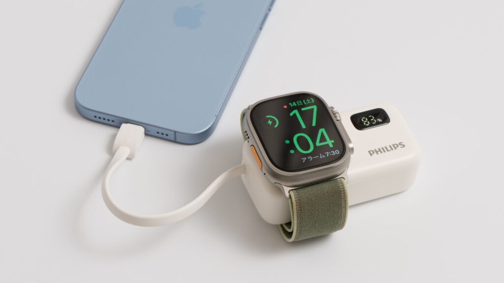 Philips 3-in-1コンパクトモバイルバッテリーでiPhone 17を充電している様子