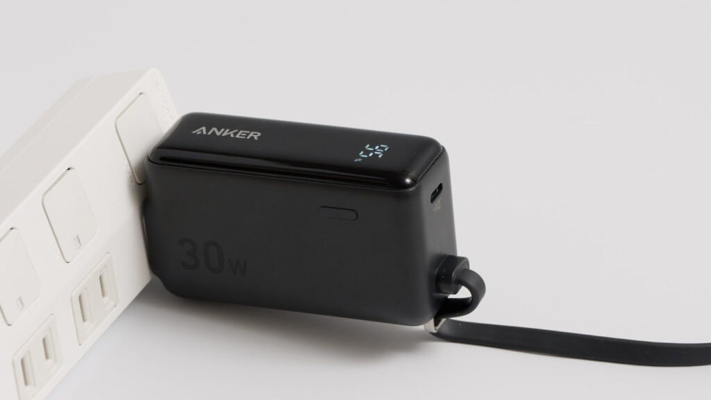 Anker Power Bank (30W, Fusion, Built-In USB-C ケーブル)をコンセントに挿して充電器として使用している様子