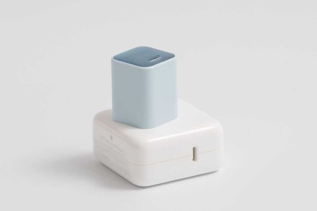 Anker 511 Charger (Nano 3, 30W)とApple 30W USB-C電源アダプタとのサイズ比較