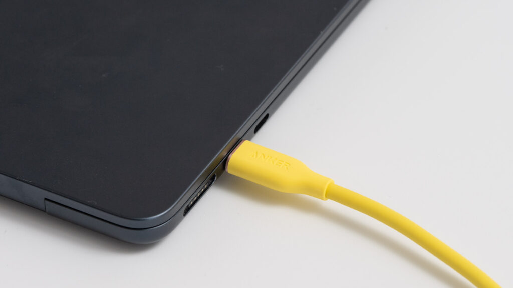 13インチMacBook AirをUSB-Cケーブルで充電している様子