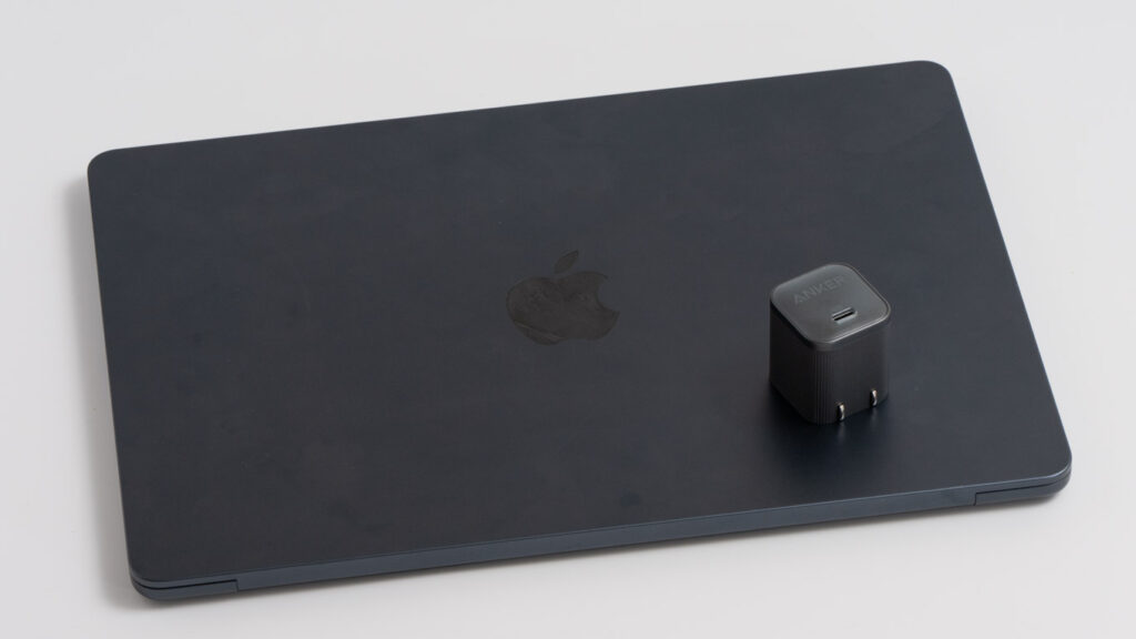Anker Nano Charger (45W)と13インチMacBook Airとのサイズ比較